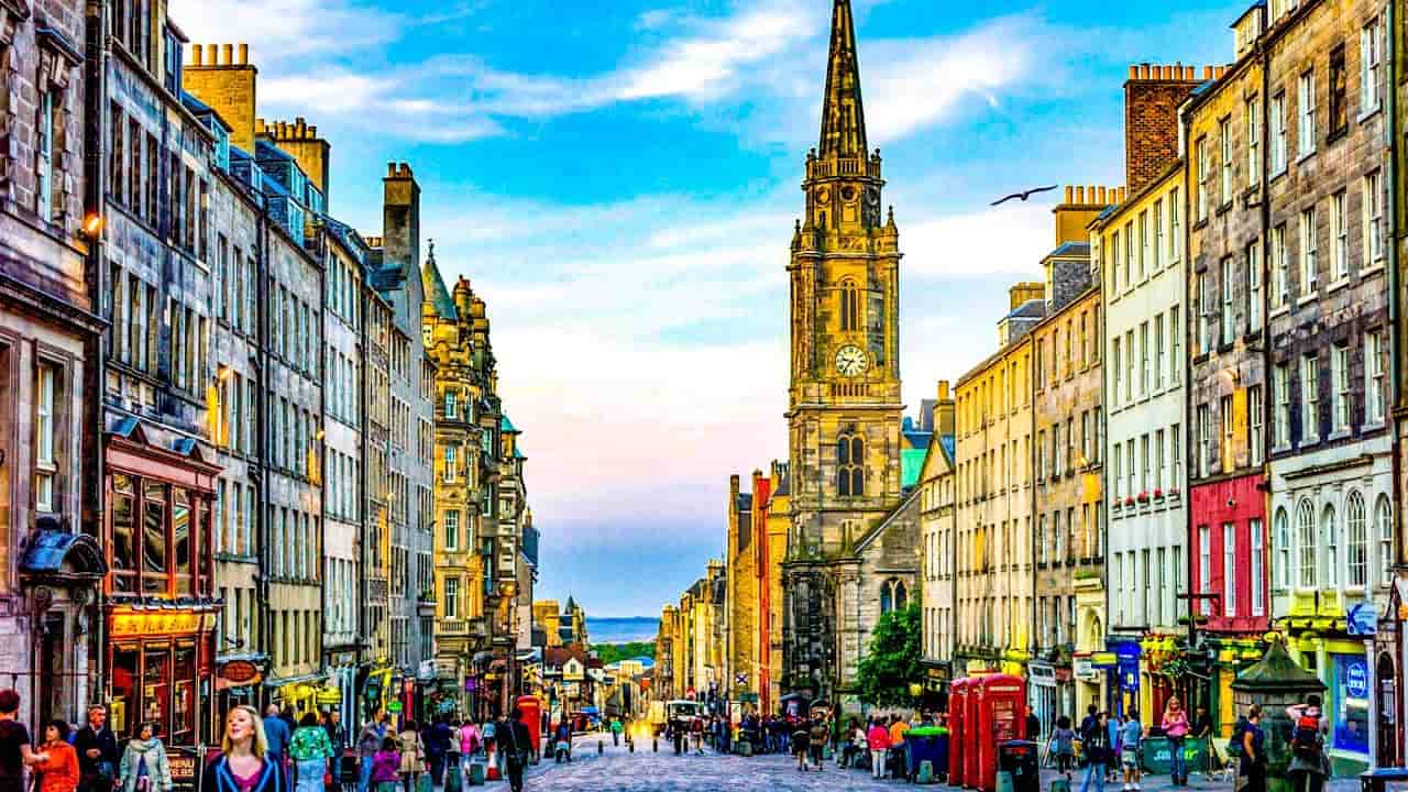 Tản bộ trên Royal Mile Scotland